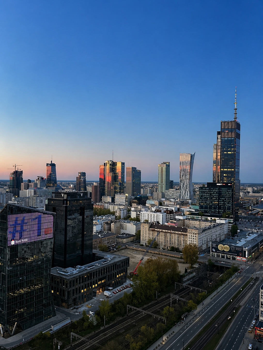 Panorama Warszawy o zmierzchu z 24. piętra Atlas Tower
